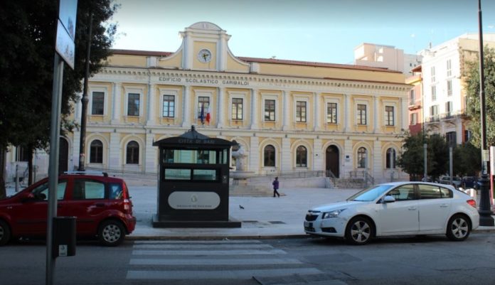 Bari – Piazza Risorgimento si rifà il look: luci anche sulla facciata della scuola